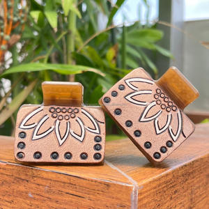 Mini pinces à griffes personnalisées à la mode accessoires de cheveux en cuir usinés à la main pour les femmes avec un design usiné floral gravé personnalisé - Product Image 5