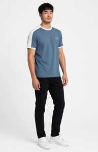 เสื้อยืดคอกลมผู้ชาย ONETEN สีน้ำเงิน ลายบล็อกสี โลโก้ด้านหน้า แขนสั้นลำลอง ผ้าฝ้าย 100% ระบายอากาศได้ดี เหมาะสำหรับฤดูใบไม้ร่วง - Product Image 2