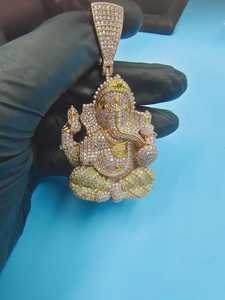 Colgante de Lujo Certificado de Lord Ganesha, Chapado en Oro de 18K, Moissanita Redonda de Corte Brillante, Joyería Unisex con Temática Religiosa Hindú - Product Image 2