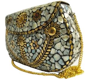 กระเป๋าถือคลัทช์ฝังมุกแม่ของมุกขายร้อนในสีขาว MOP พร้อมโซ่สําหรับเด็กผู้หญิงและสุภาพสตรีโดย Aaliyan Impex - Product Image 1