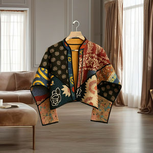 เสื้อแจ็คเก็ตพัฟเฟอร์สีดำแบบยาวปานกลาง ขายส่ง เสื้อคลุมกันหนาวบุผ้าไหม ติดกระดุม ผ้าฝ้าย ผู้ผลิตโดยตรง จำหน่ายจำนวนมาก - Product Image 1