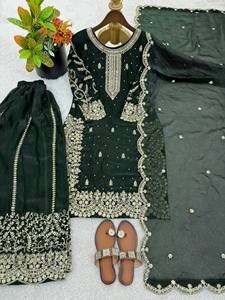 Traje Anarkali Tradicional Indio-Pakistaní Verde para Mujer con Dupatta, Bordado, de Seda, Largo hasta el Suelo, Corte Regular - Product Image 6