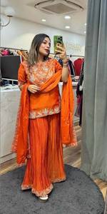 Elegante conjunto Sharara de diseñador en seda Chinnon con elaborado trabajo de lentejuelas y dupatta a juego - Product Image 1