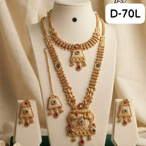 Conjunto de collar chapado en oro tradicional indio para novias con aretes y Maang Tikka - Product Image 1
