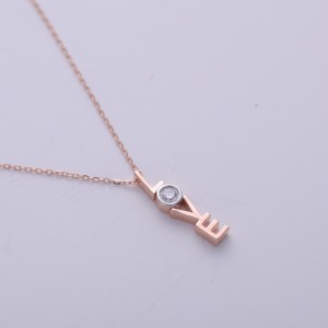 จี้เพชรเลี้ยงในห้องปฏิบัติการรับรองโดย IGI รูปคำว่า “LOVE” ประดับด้วยทองคำ 18K สีโรสโกลด์/สีเหลืองและสีขาว สร้อยคอโรแมนติกแบบมินิมอลสำหรับผู้หญิง - Product Image 4