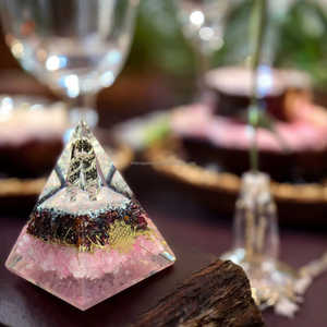 Nouvelle arrivée 2024 Orgone Pyramide Amour Rose Quartz Grenat Puces Rhodonite 90-70mm En Vrac Cristal Orgonite Pyramide - Product Image 3