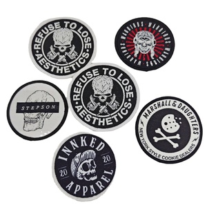 Écussons tissés personnalisés avec des motifs d'alphabet et de fleurs Toile écologique pour chapeaux Couleurs et tailles personnalisées Camouflage Chasse - Product Image 1