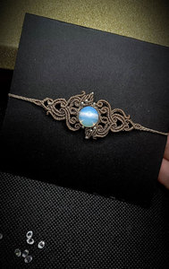 Pulsera de Macramé Marrón Hecha a Mano con Piedra Lunar y Cuentas Doradas, Ajustable, Estilo Boho para Mujer - Product Image 4