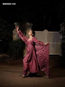 Conjunto de Kurti-Pantalón y Dupatta Anarkali de seda HO de alta calidad con bordados, listo para usar, suministro al por mayor. - Product Image 2