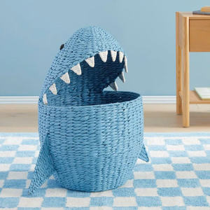 Un panier de rangement en forme de requin, tissé en jacinthe d'eau, un panier bleu mignon et adorable pour les enfants. - Product Image 1