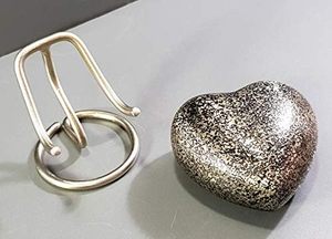 Urne funéraire contemporaine en aluminium en forme de cœur pour cendres, avec couvercle artistique sécurisé et finition raffinée - Product Image 3
