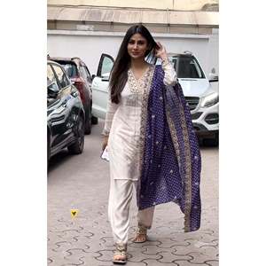 Ensemble de vêtements de soirée pour femmes de créateur Bas de haut fantaisie et imprimé Dupatta - Product Image 5