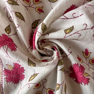 Tela de Algodón Estampada a Mano con Diseño Floral y Borde en Contraste - Product Image 4