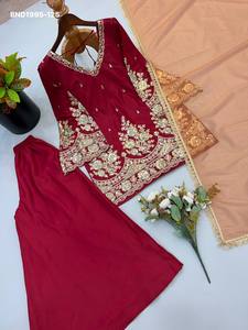 Conjunto de traje rojo corto con pantalón palazzo, de crepé francés de diseño, con bordado, cordón y lentejuelas, y mangas acampanadas. Proveedor mundial. - Product Image 6
