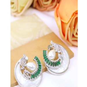 Boucles d'oreilles clous tendance en laiton plaqué argent de qualité supérieure avec zircon CZ, collection pour soirées et événements féminins - Product Image 1