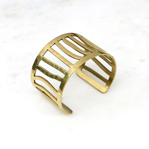 Bracelet manchette en laiton fait main - Manchette large ajourée au design architectural - Bijou manchette ouverte géométrique doré - Cadeau pour elle - Product Image 3