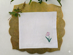 Servilleta de lino con bordado de tulipanes, de aspecto moderno y elegante, realza la decoración minimalista de mesas de comedor y eventos. - Product Image 2