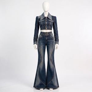 Conjunto de Dos Piezas de Mezclilla Azul Oscuro para Mujer, Chaqueta Corta con Botones, Jeans Acampanados, Cinturón con Hebilla, Proveedor de Ropa al por Mayor Personalizada OEM ODM - Product Image 3