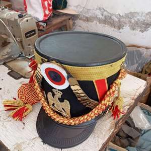 Réplique du casque Shako napoléonien français, souvent fabriqué en matériaux tels que le cuir. - Product Image 4