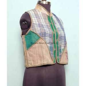 Gilet élégant en coton Kantha fait main pour femme, col en V, veste courte d'hiver avec logo brodé au dos, style streetwear - Product Image 4