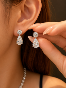 Boucles d'oreilles clous en or blanc 14K avec diamants de laboratoire taille poire 2,5 carats au total (1,25 carat chacune), plaquées or pour femme - Product Image 2