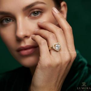 Anillo de Promesa Romántico con Diamante Cultivado en Laboratorio, Forma de Corazón, Halo Pavé con Piedra Central, Filigrana de Corazón Abierto Continuo en el Tallo - Product Image 5