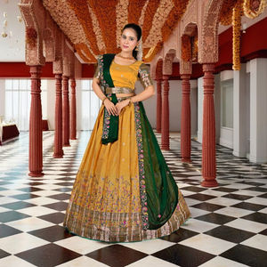 ชุดเลเฮนกาโชลีผ้าไหมบานาราซี พร้อมกระโปรงลายทอ บลูซหรูหรา ตกแต่งขอบอย่างประณีต และผ้าคลุมไหล่แบบดั้งเดิม - Product Image 3