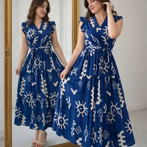 Vestido Maxi con Estampado Geométrico Azul y Blanco, con Volantes en Capas, Tela Ligera y Transpirable, Elegante Escote en V, Largo hasta el Tobillo - Product Image 1