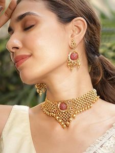 Ensemble collier et boucles d'oreilles en acier inoxydable plaqué or, imitation perle, design géométrique pour femmes, bijoux de mariage classiques et élégants - Product Image 3