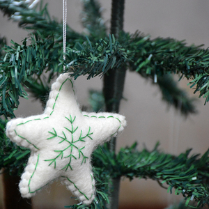 Adornos Navideños de Fieltro Hechos a Mano, Diseño de Copo de Nieve Verde, Rojo, Rosa y Blanco, Decoraciones Navideñas Tradicionales, Textiles Artesanales Colgantes - Product Image 2