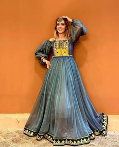 Robes de mariée modernes de haute qualité pour femmes, grandes tailles, manches longues, longueur genou, coupe trapèze, avec appliques en dentelle et volants, couleurs vives, vente en gros - Product Image 5