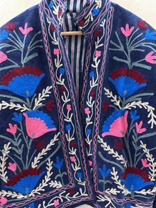 Chaqueta de terciopelo azul marino de lujo para mujer, bordada a mano con motivos florales tradicionales, estilo bohemio elegante. - Product Image 4