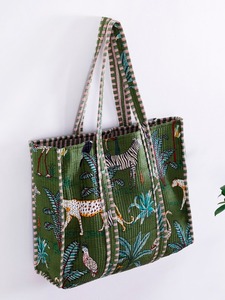 Sac à bandoulière matelassé en coton imprimé pour femme, sac à main tendance de créateur avec un look luxueux - Product Image 1