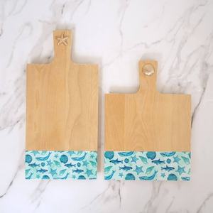 Tabla de cortar rectangular de madera con estampado de hoja de olivo y cuerda para colgar - Product Image 4