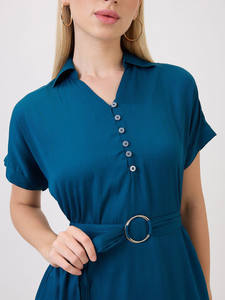 เดรสยาวปานกลางผ้าจอร์เจตต์พิมพ์ลายดอกไม้ คอปกเสื้อเชิ้ตทันสมัยสำหรับผู้หญิง สวมใส่สบาย เป็นมิตรกับสิ่งแวดล้อม เหมาะสำหรับฤดูร้อน ท่องเที่ยว และอินเทรนด์ - Product Image 3