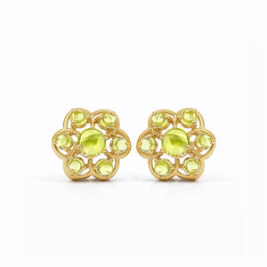 Pendientes de Plata de Ley 925 con Cabujón de Peridoto en Forma de Flor, Bañados en Oro, con Diseño Floral de Hellebore Verde y Piedras Preciosas - Product Image 5