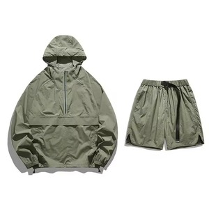 Conjunto Deportivo Personalizado al por Mayor con Rayas, Chaqueta y Pantalones Cortos de Nailon para Hombre, Cortavientos - Product Image 6