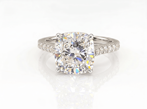 Bague de fiançailles solitaire Majestic plaquée or 18K 14K avec diamant de laboratoire taille coussin et bande pavée de diamants taille ronde pour femme - Product Image 2