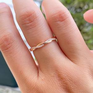 แหวนทองคำแท้ 18K ดีไซน์ Infinity Twisted Band ประดับเพชรทรงกลมเพาะเลี้ยงในห้องปฏิบัติการ สำหรับผู้หญิง เหมาะสำหรับเป็นแหวนแต่งงานหรือแหวนหมั้น เครื่องประดับชั้นดี - Product Image 2