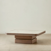 Table basse artisanale en bois recyclé avec variations de grain naturel et finition mate, design personnalisable, forme sur mesure, salon