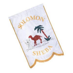 Bandera Colgante Bordada OEM Blanca con Ribete Dorado, Diseño de Camello y Palmera, en Seda y Alambre - Product Image 3
