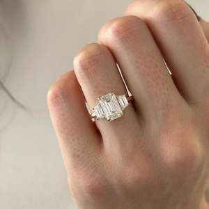 แหวนสามเม็ดทรงเอเมอรัลด์ 3 กะรัต E VVS2 ทอง 14k รับรองโดย IGI - Product Image 2