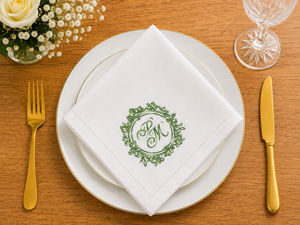 Serviette en lin de qualité supérieure avec broderie monogramme |   Serviette de table en lin blanc avec un élégant motif initial vert. Serviette de table de luxe - Product Image 4