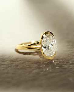 แหวนมอสซาไนต์ทรงรีหรูหราประดับครึ่งวงแบบเบเซลในทองคำขาว 14K |   แหวนหมั้นทรงเรียบหรูแบบโซลิแทร์ |   เครื่องประดับชั้นสูงร่วมสมัยสำหรับเธอ - Product Image 4