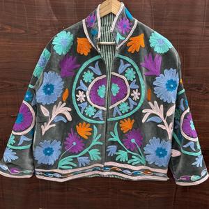 Chaqueta de terciopelo bordada con motivos florales bohemios para mujer, abrigo étnico vintage de gran tamaño con apliques de ganchillo hechos a mano. - Product Image 1