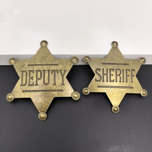 Badge étoile dorée rétro style western, accessoire de costume pour jeu de rôle cowboy/cowgirl, épingle en métal - Product Image 6