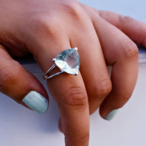 Compre el anillo de amatista verde con corte trillón Arctic Prism con un moderno diseño de plata 925 en venta. - Product Image 1
