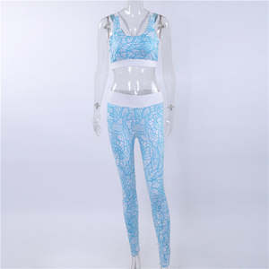 Ensemble de yoga pour femme, haut court à bretelles croisées à imprimé floral bleu, leggings taille haute longueur intégrale, respirant, en spandex et polyester, 2 pièces - Product Image 1