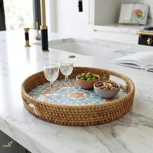 Bandeja redonda de ratán y nácar (turquesa y naranja), bandeja decorativa hecha a mano, regalo elegante y natural – 33 cm - Product Image 4