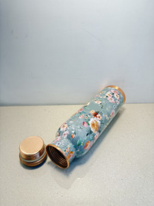 Botella de Agua de Cobre Puro con Estampado Floral Azul Pizarra Premium, 1000 ml, Diseño de Flores Estilo Cottage Inglés, Botella Metálica a Prueba de Fugas - Product Image 3
